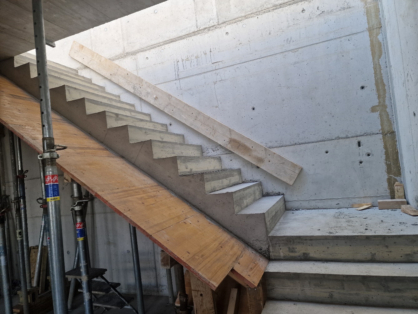 Ein Bild, das Treppe, Kompositmaterial, Gebäude, Geländer enthält.
Automatisch generierte
Beschreibung