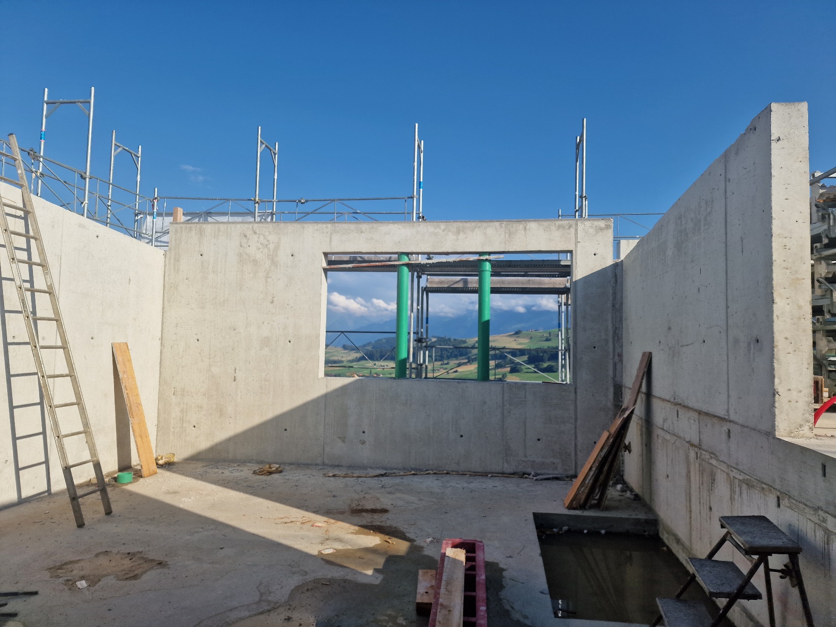 Ein Bild, das Himmel, Baustelle, draußen, Kompositmaterial enthält. Automatisch generierte
Beschreibung