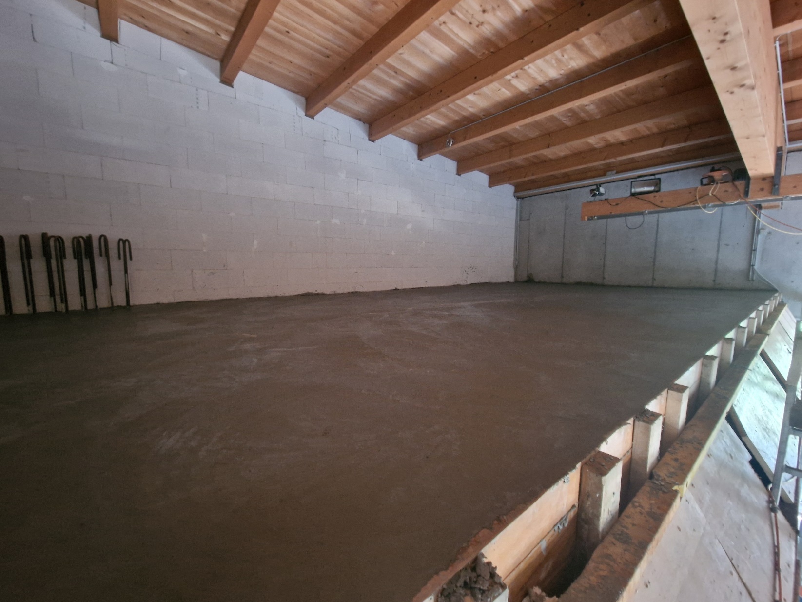 Ein Bild, das Kompositmaterial, Balken, Im Haus, Beton enthält.
Automatisch generierte
Beschreibung