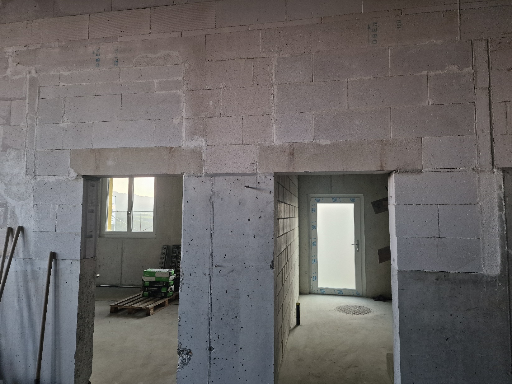Ein Bild, das Gebäude, Wand, Im Haus,
Kompositmaterial enthält. Automatisch generierte
Beschreibung