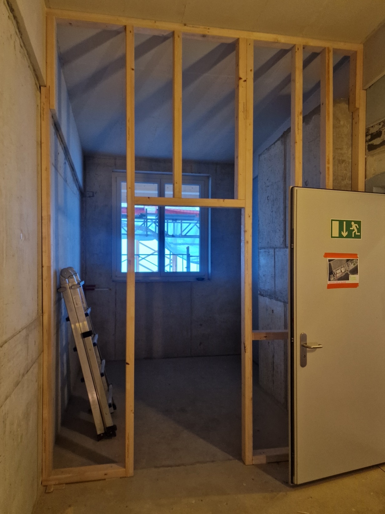 Ein Bild, das Im Haus, Wand, Putz, Boden
enthält. Automatisch generierte
Beschreibung