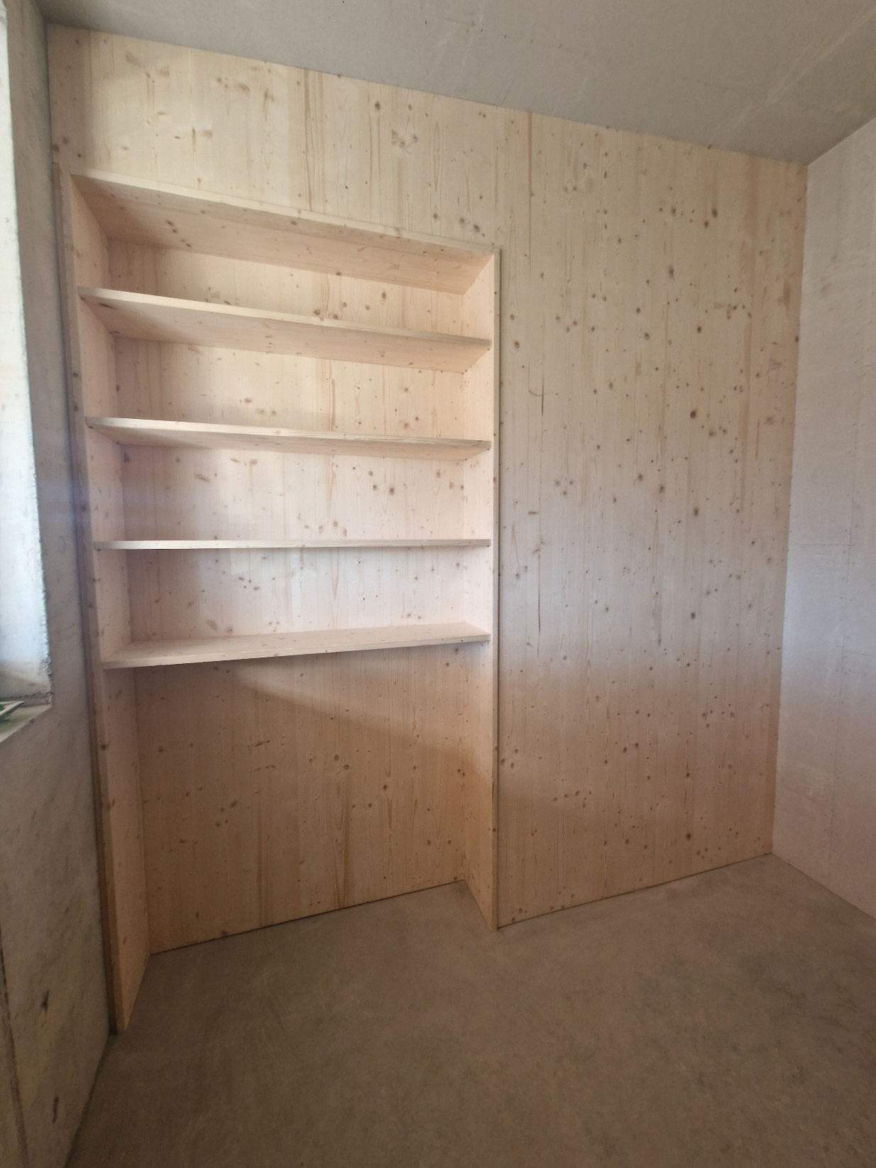 Ein Bild, das Wand, Im Haus, Putz,
Gebäude enthält. Automatisch generierte
Beschreibung