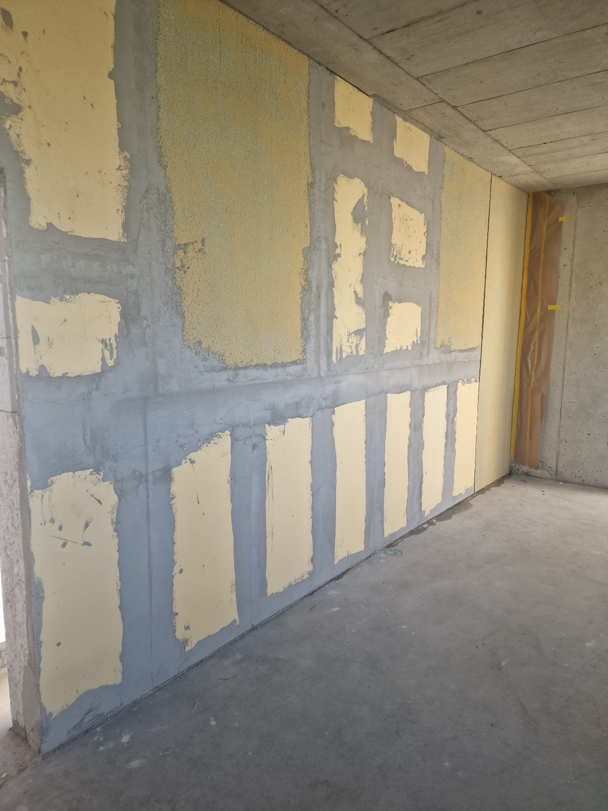 Ein Bild, das Beton, Gelände,
Kompositmaterial, Zement enthält. Automatisch generierte
Beschreibung