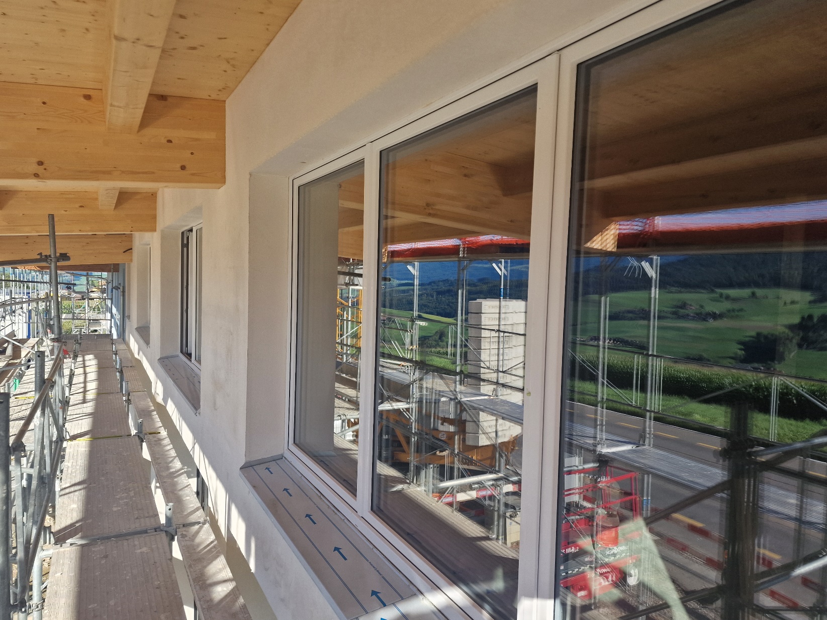 Ein Bild, das Gebäude, Balken, Fenster,
Im Haus enthält. Automatisch generierte
Beschreibung