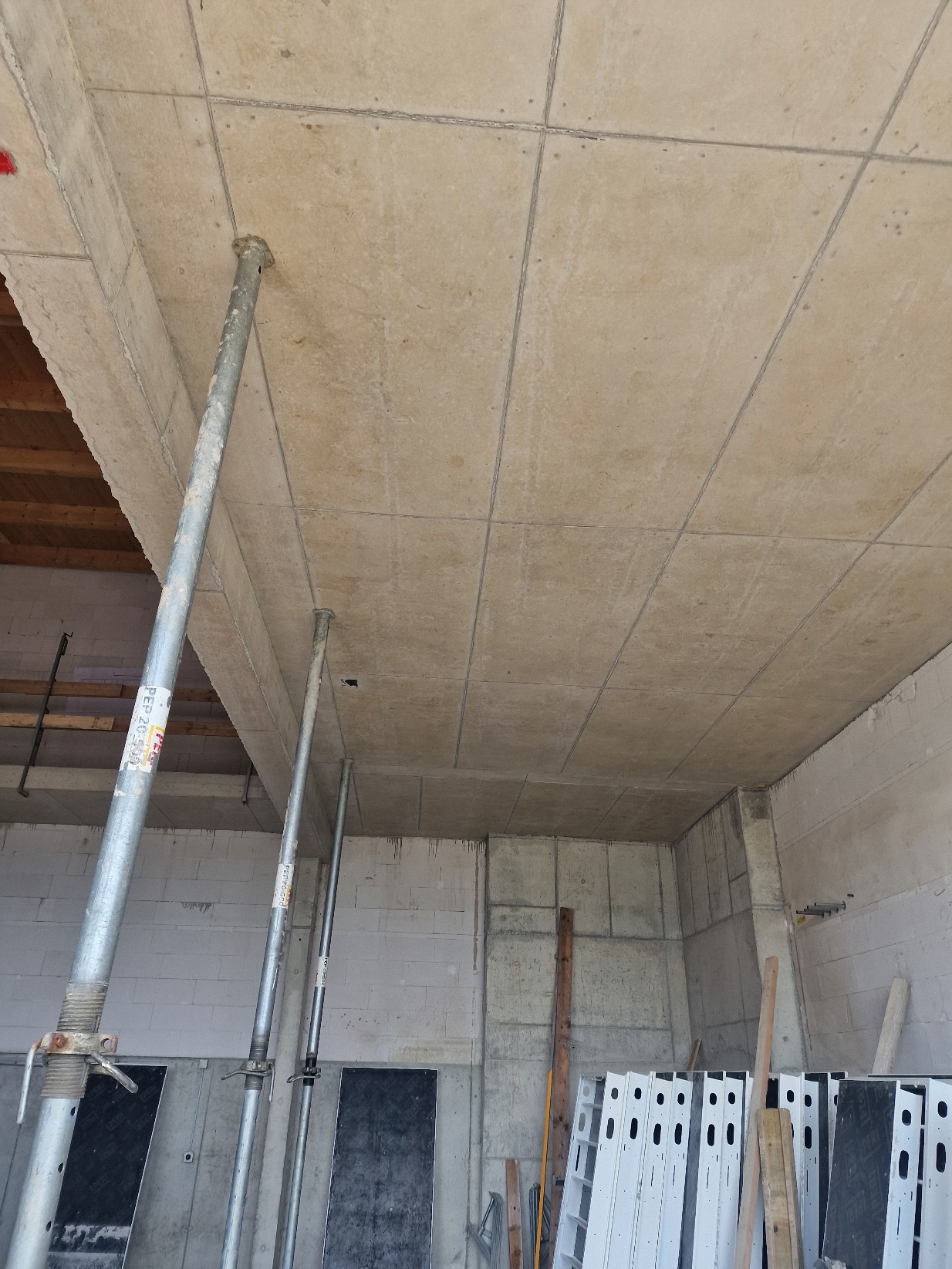 Ein Bild, das Gebäude, Kompositmaterial,
Wand, Beton enthält. Automatisch generierte
Beschreibung