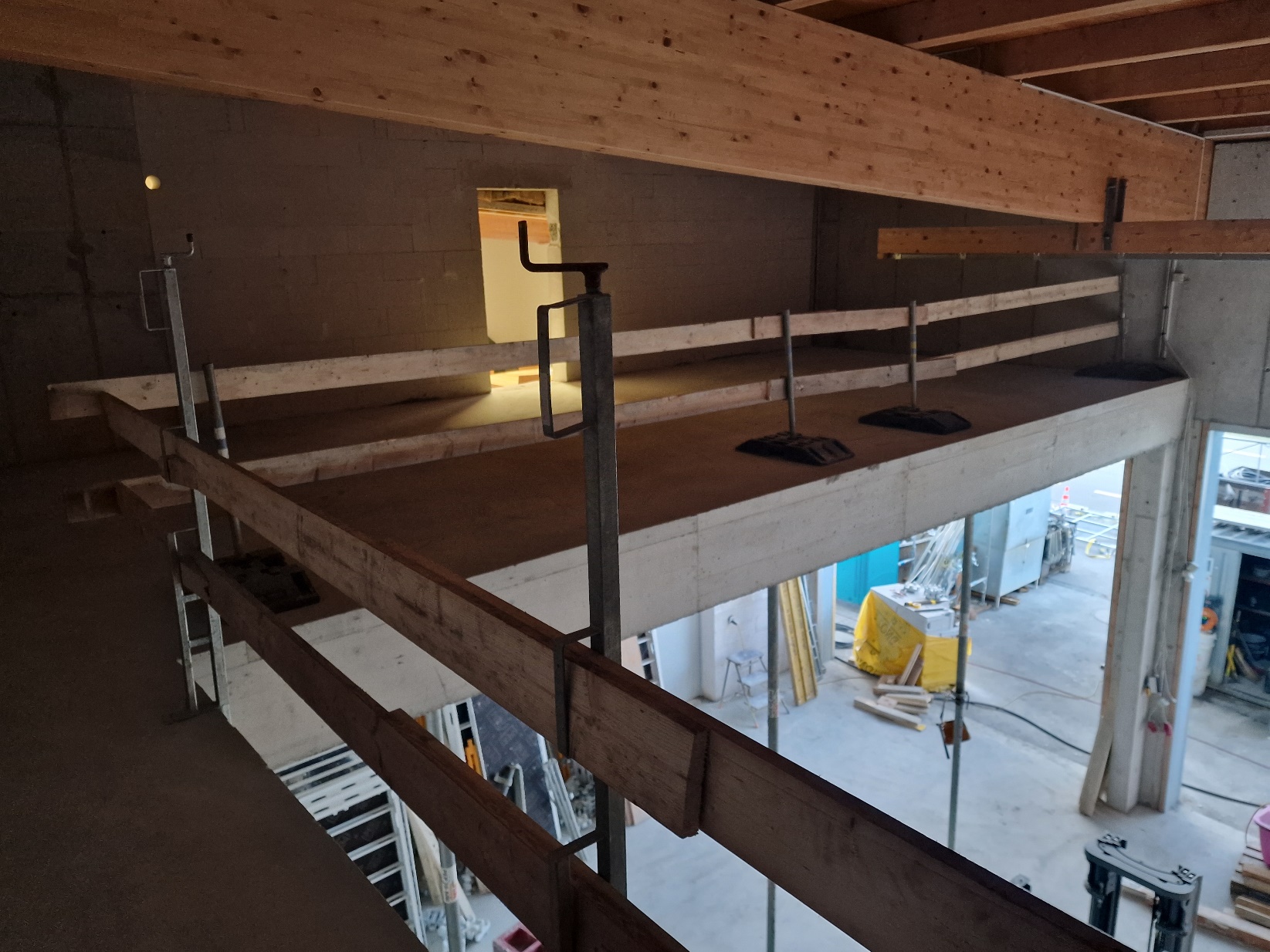 Ein Bild, das Im Haus, Balken, Decke,
Holz enthält. Automatisch generierte
Beschreibung