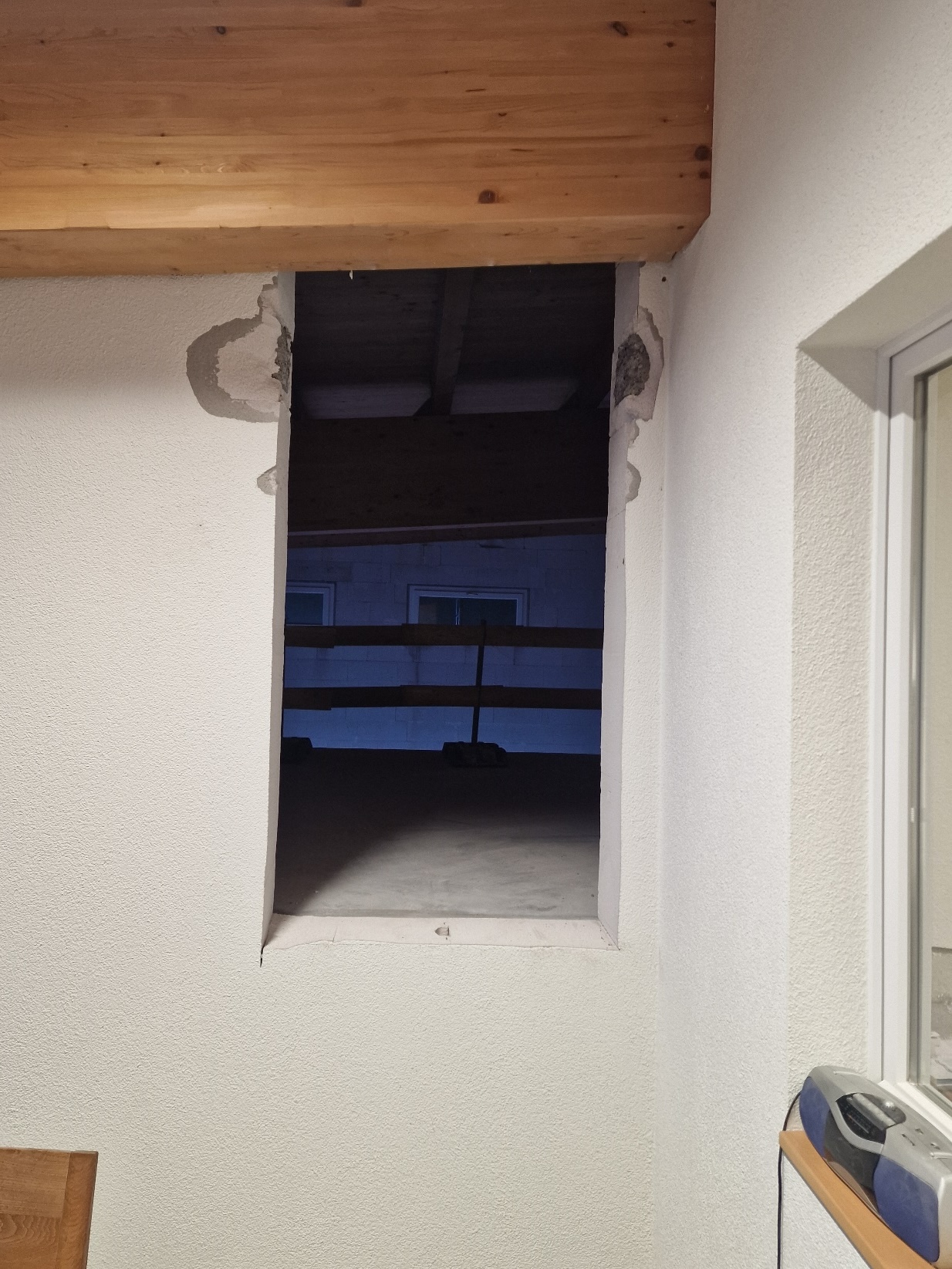 Ein Bild, das Im Haus, Wand, Putz, Haus
enthält. Automatisch generierte
Beschreibung