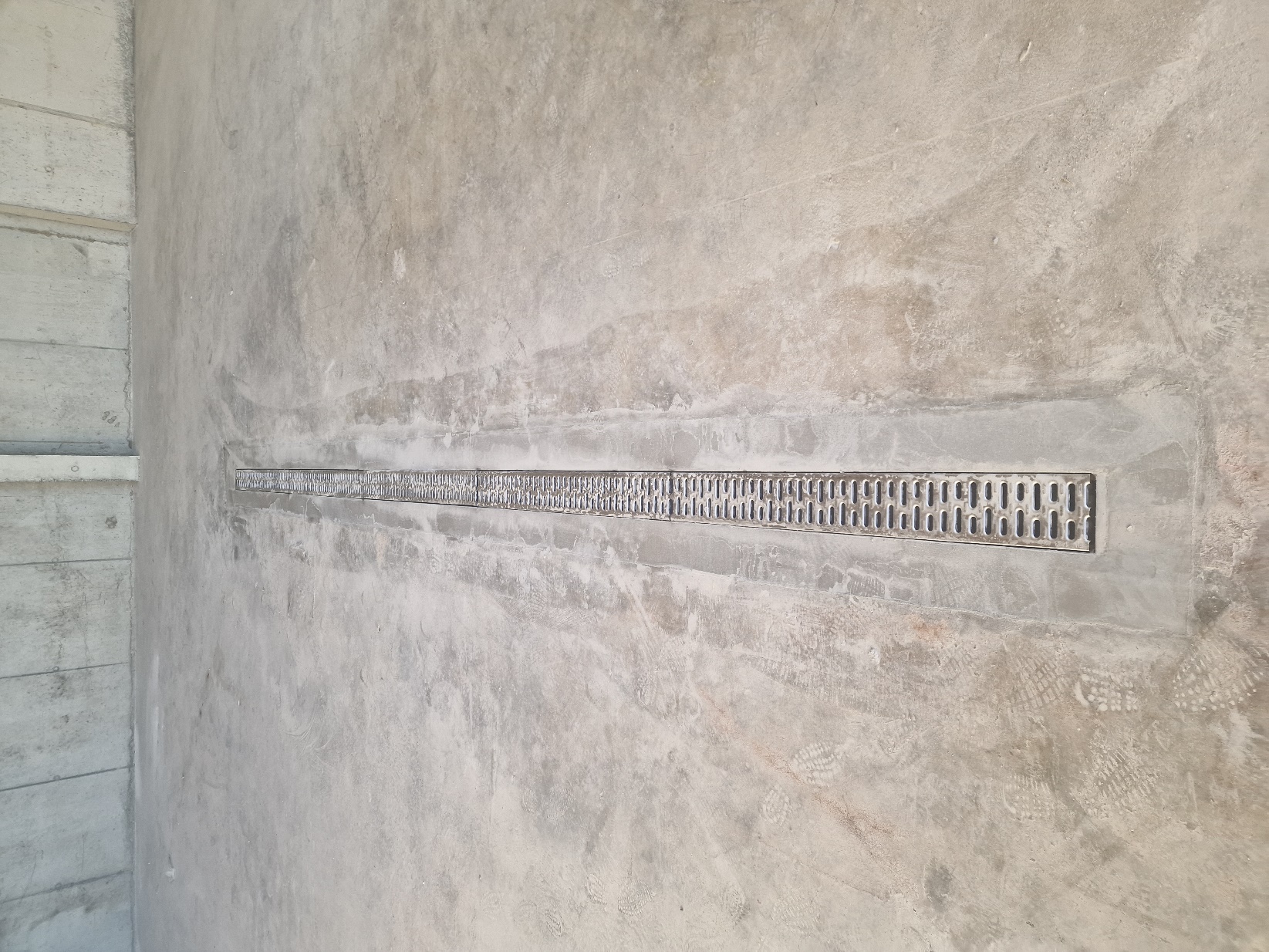 Ein Bild, das Kalkstein, Beige, Wand,
Text enthält. Automatisch generierte
Beschreibung
