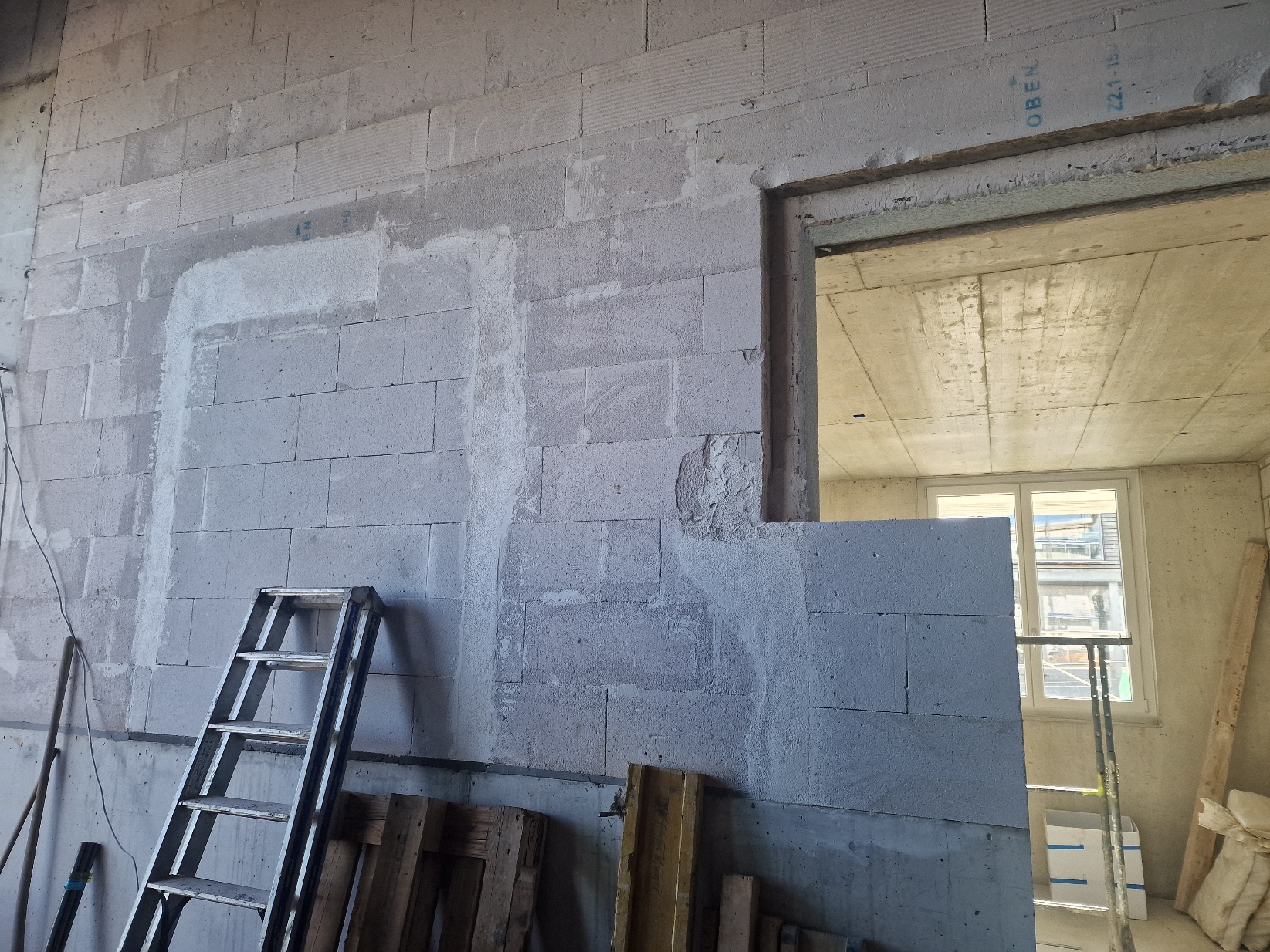Ein Bild, das Wand, Leiter, Putz, Fenster
enthält. Automatisch generierte
Beschreibung