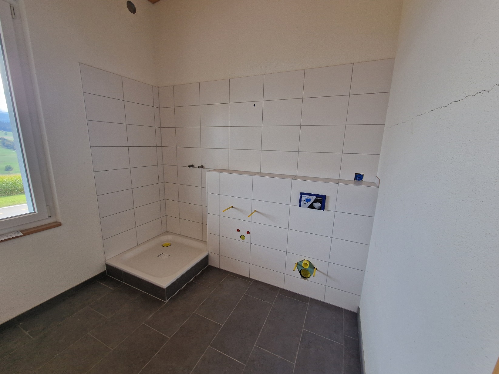 Ein Bild, das Wand, Im Haus, Badezimmer,
Installationszubehör enthält. Automatisch generierte
Beschreibung